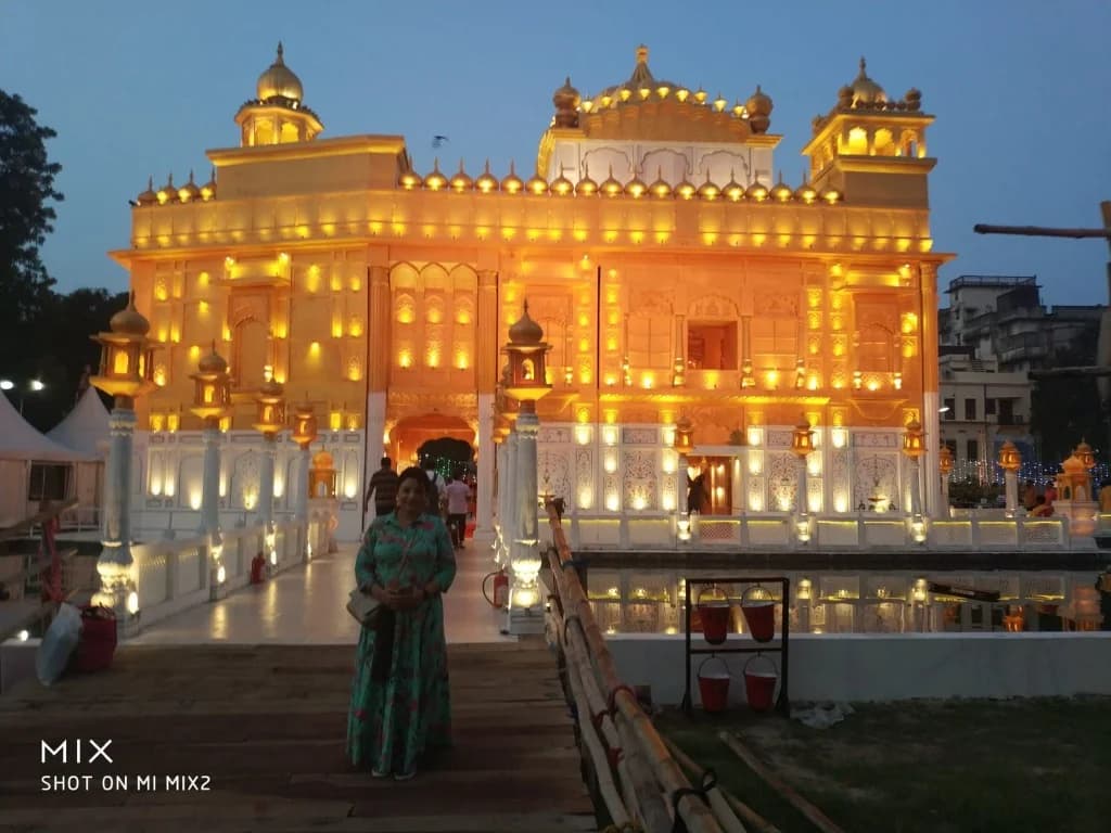 Durga Puja pandal in Kolkata, designed to resemble the Golden Temple (Harmandir Sahib) in Amritsar.