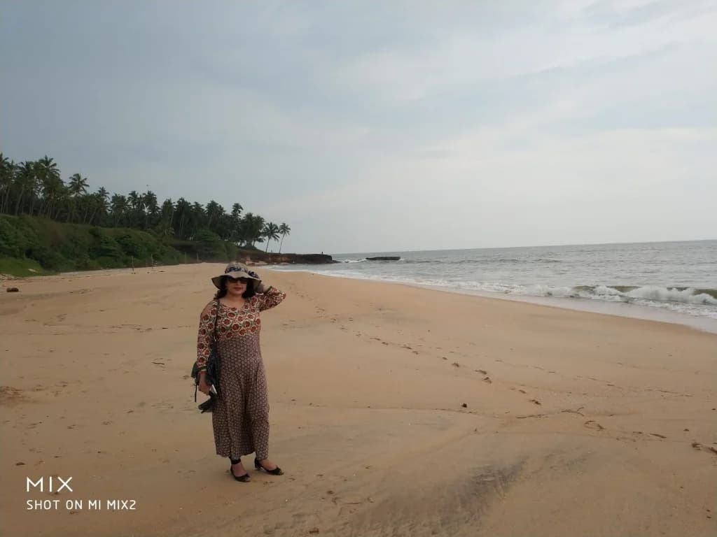 Quiet golden sand shore of Thottada Beach in Kannur