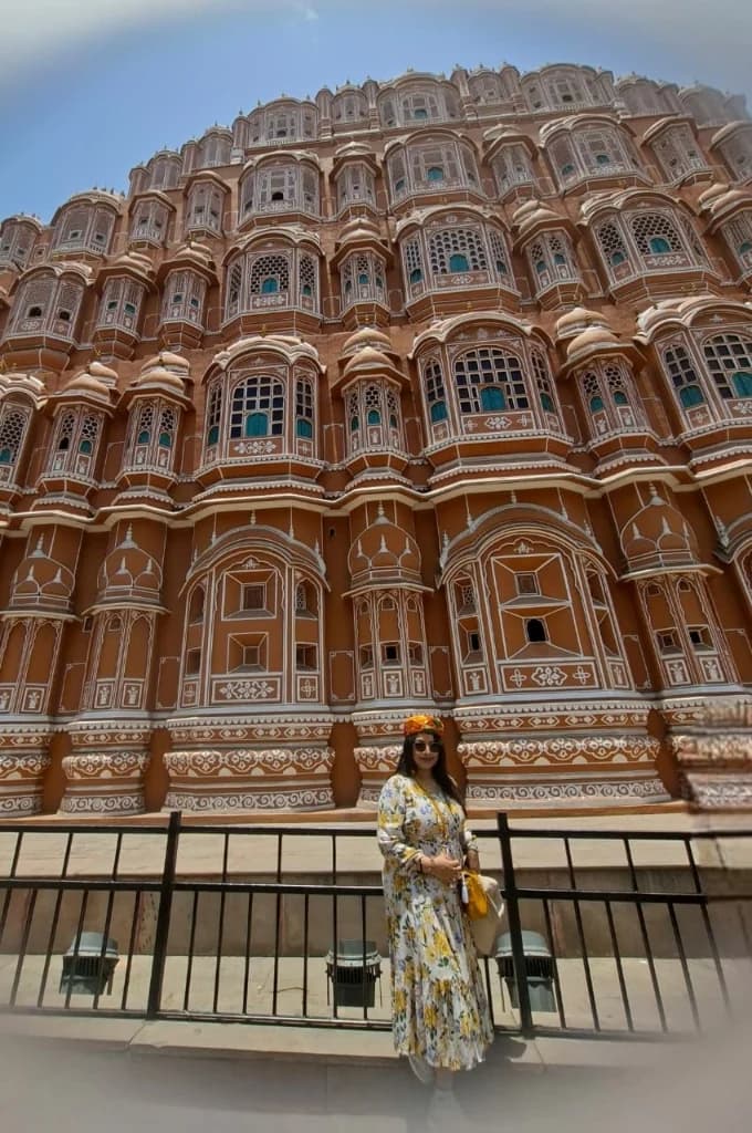 Intricately carved jharokha windows on the facade of Hawa Mahal