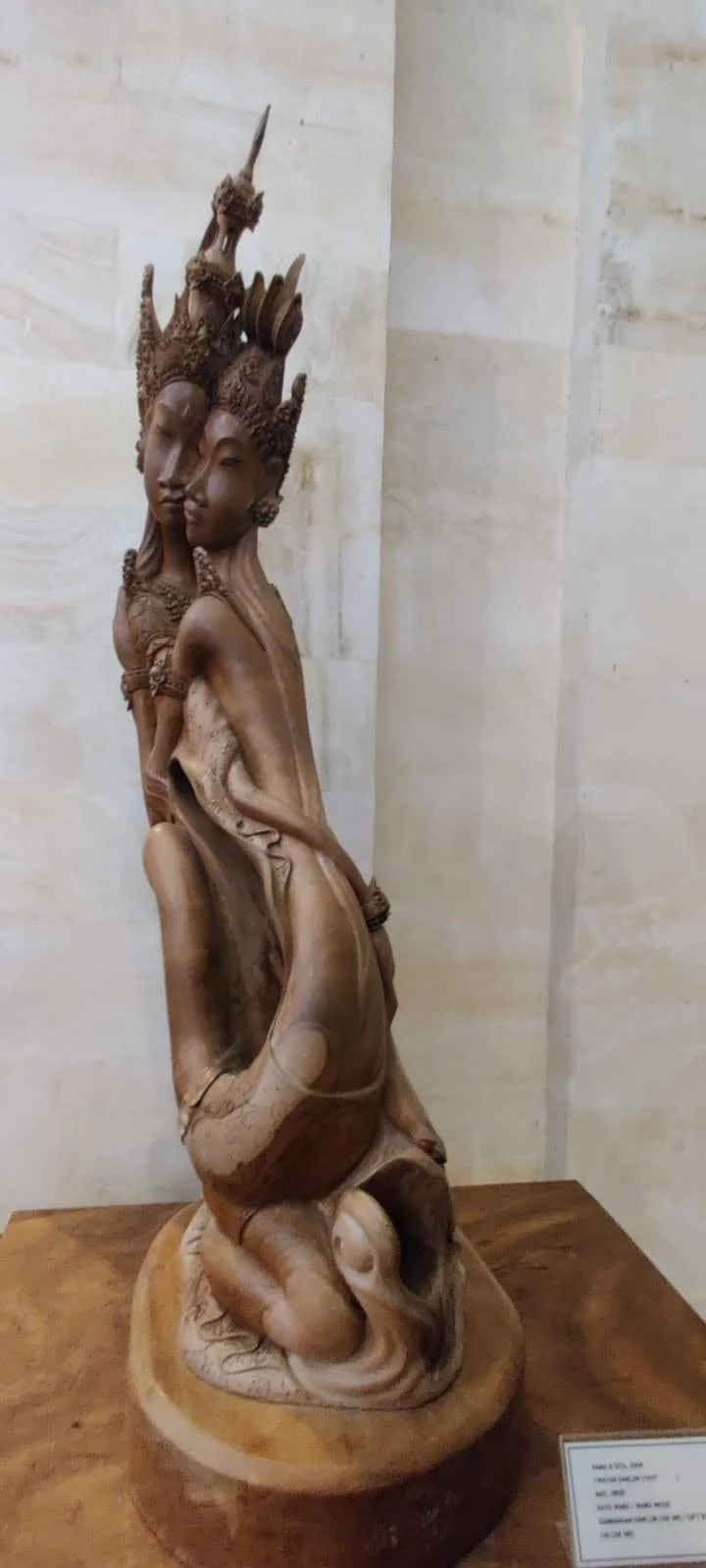 Elongated, dreamlike Balinese hardwood sculpture of Rama and Sita intertwined in divine devotion at Museum Puri Lukisan