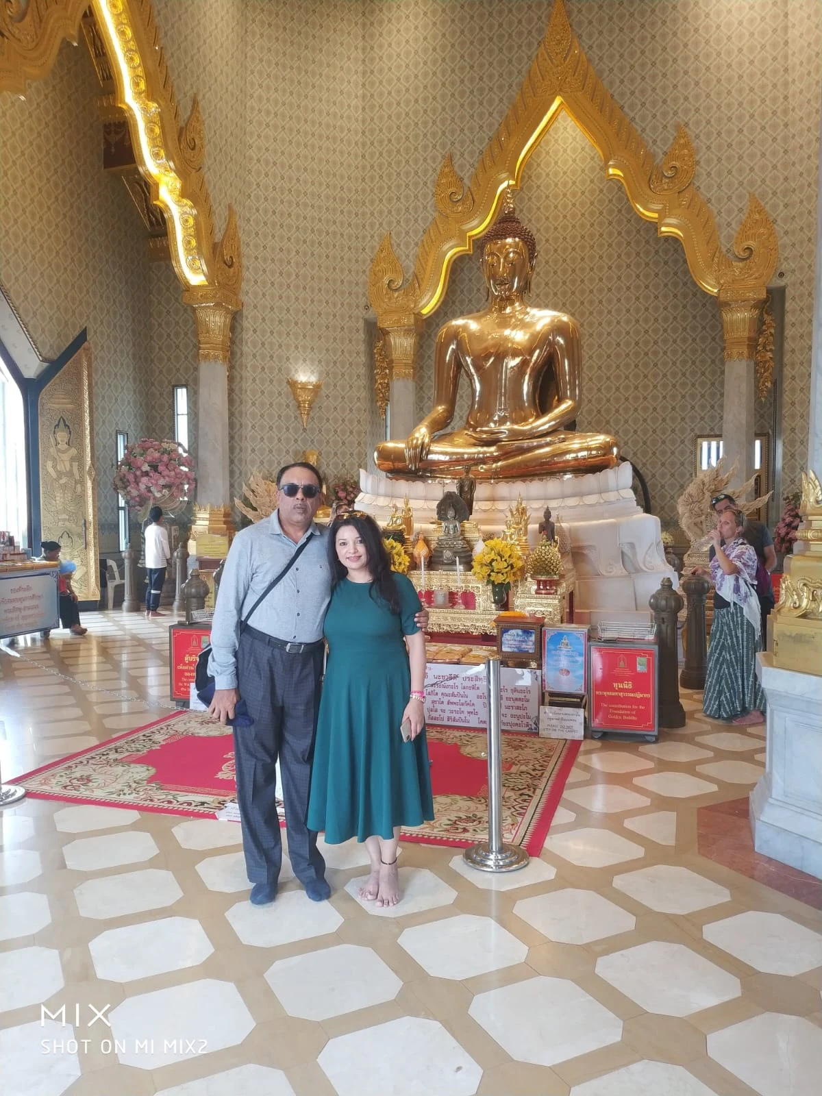 Wanderers before the 5.5-tonne solid gold Buddha at Wat Traimit
