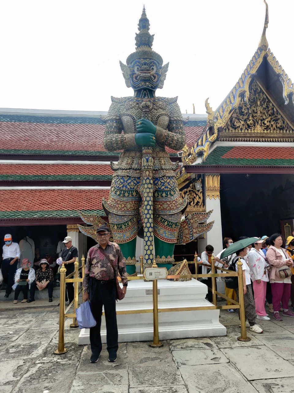 Gilded Yaksha demon guardian statue representing Thotsakan (Ravana) at Wat Phra Kaew