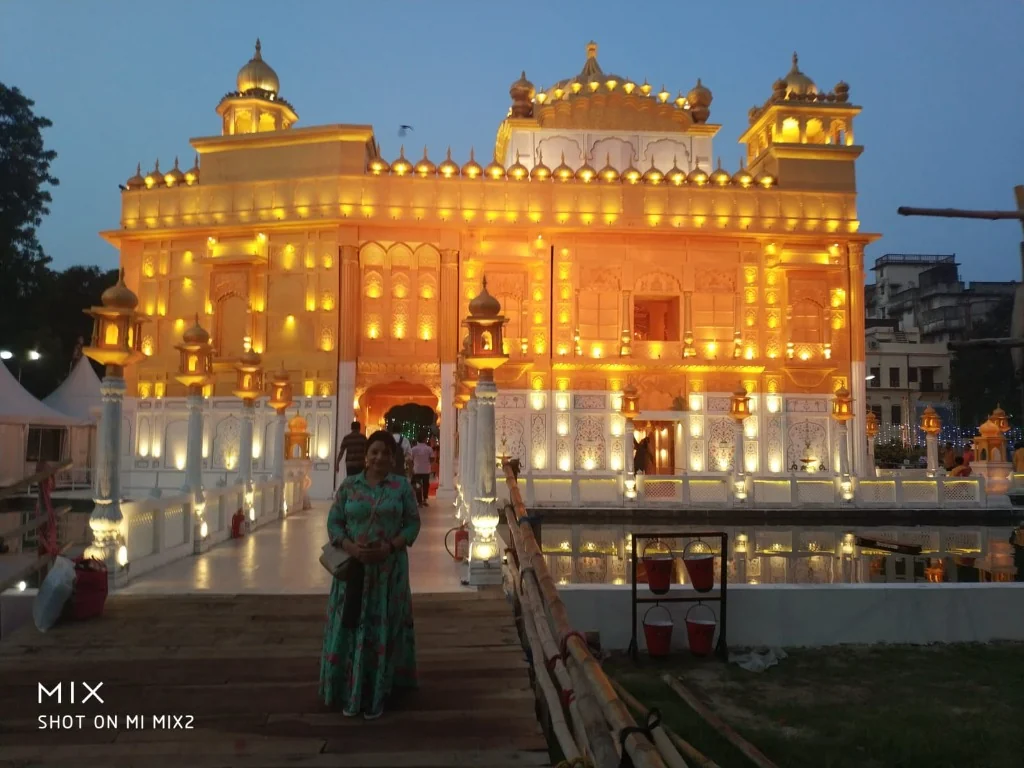 Durga Puja pandal in Kolkata, designed to resemble the Golden Temple (Harmandir Sahib) in Amritsar.