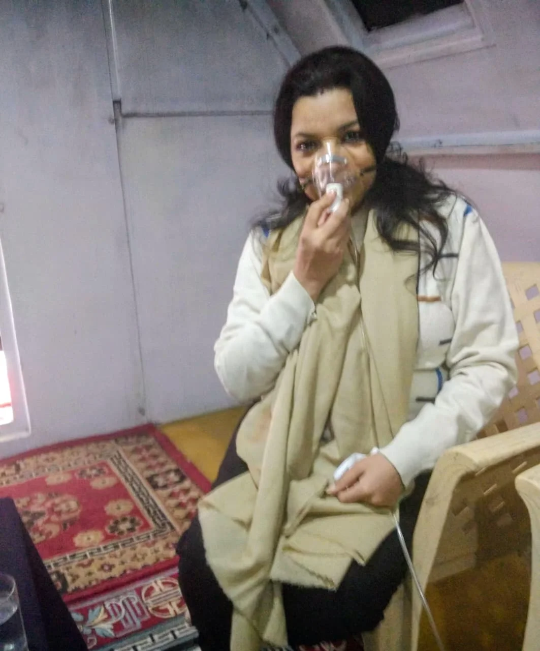 Using an oxygen mask at Khardung La Pass to cope with the high altitude.