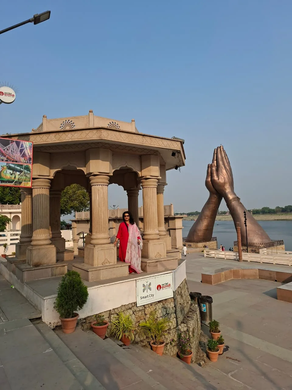 Elegant pink sandstone palace overlooking the river Ganga at Trilochan Ghat