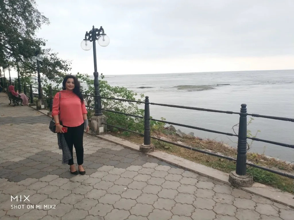 Promenade walk along Mahé riverfront and seafront near Kannur