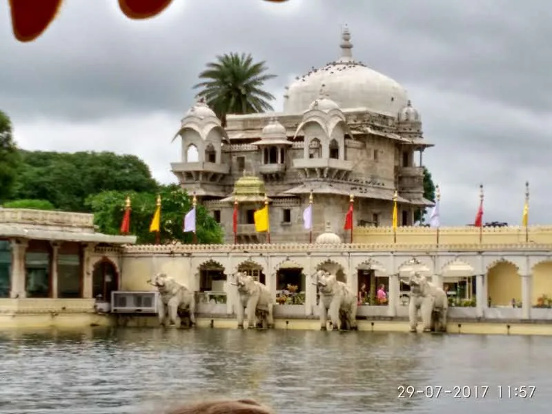 White marble elephant sculptures guarding the water entrance ghat of Jag Mandir Palace on Lake Pichola